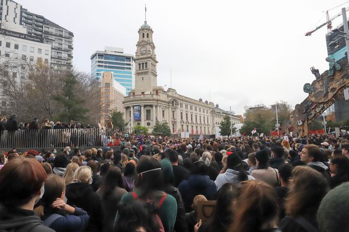 新西兰新西兰一市政府主动拆除英殖民时期军事指挥官雕像，群众欢呼