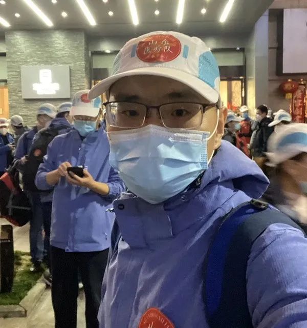 地摊正能量！援鄂医生一家子在广场摆起了“地摊”，而货品是一个假人