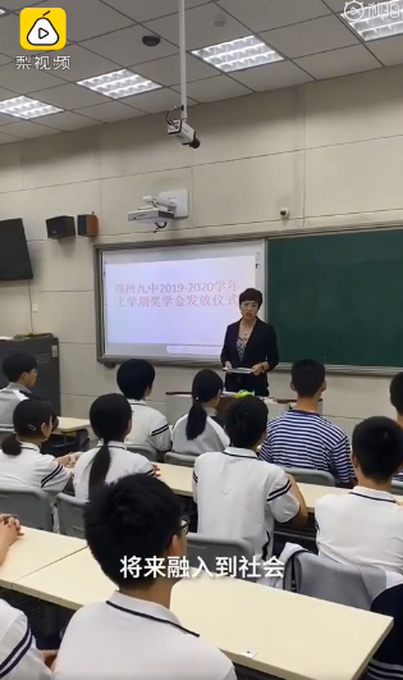 推荐高中餐厅老板拿出6万给学生发奖金：相当于7600碗面条营业额