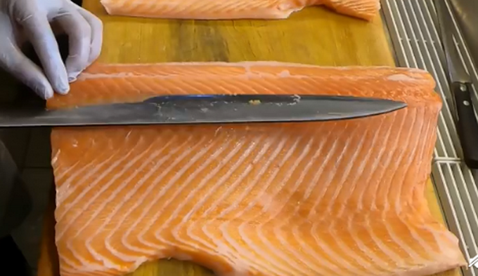 推荐香港病毒专家：三文鱼不可能是新冠病毒载体