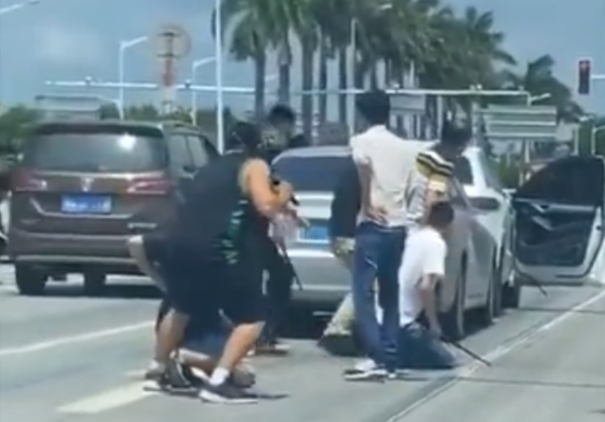 广西一贩毒嫌疑人开枪射伤辅警，民警开枪还击，对峙现场曝光