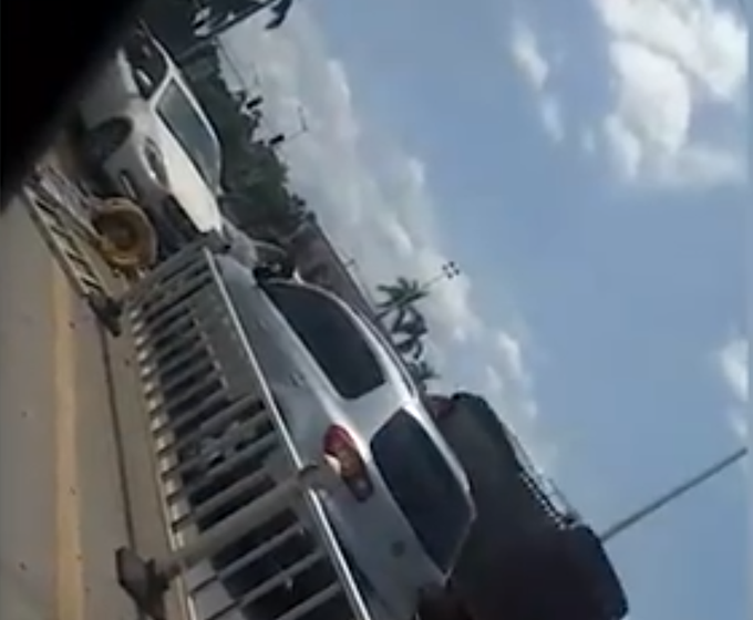 广西一贩毒嫌疑人开枪射伤辅警，民警开枪还击，对峙现场曝光