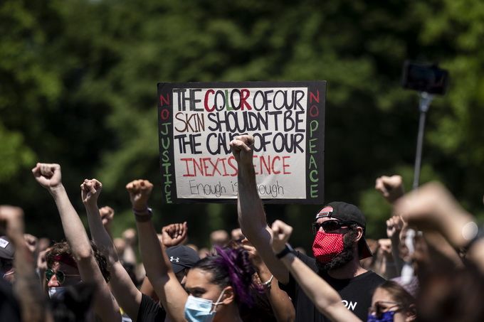 抗议示威美国白人警察枪杀27岁黑人男子，亚特兰大市警察局长发表声明，将辞职