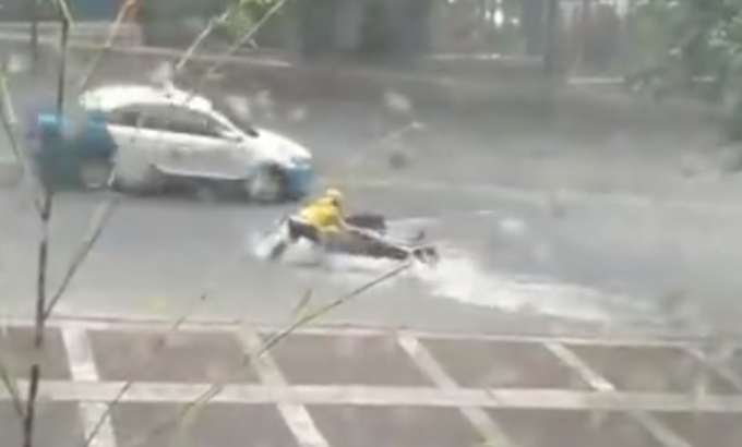 外卖小哥为保住两份餐，外卖小哥暴雨中抢救电动车，被拖行二三十米