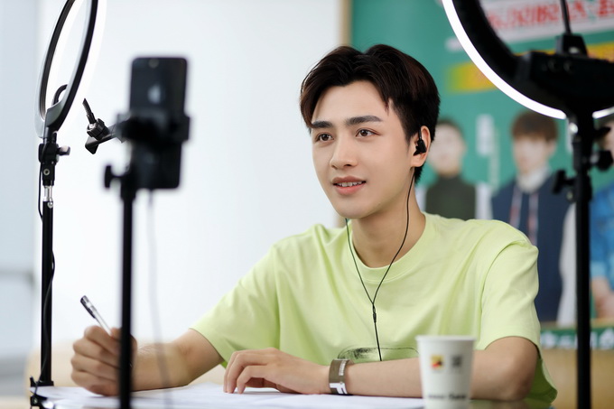 “校草云面试”进行中 孙嘉琪鼓励选手“敢秀” 刘逢乔看中“共情力”