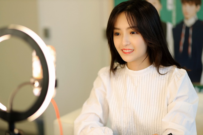 “校草云面试”进行中 孙嘉琪鼓励选手“敢秀” 刘逢乔看中“共情力”