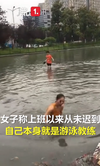 推荐贵州遵义道路积水，女子游泳上班：只为上班不迟到