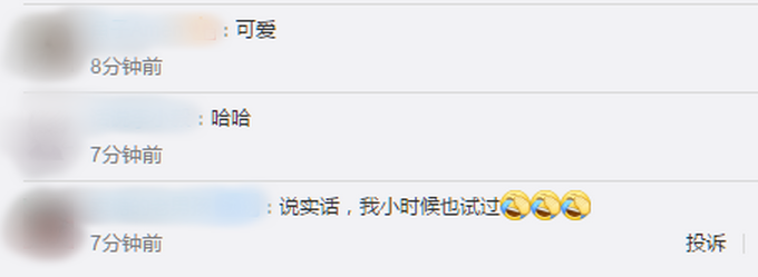 男孩专心看热闹牵错手，陌生阿姨故意不提醒，一手捂住嘴努力憋笑