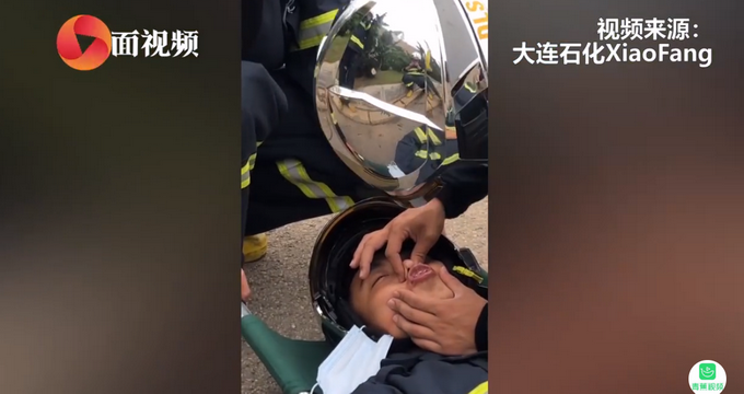 推荐大连消防员演练人工呼吸翻车，“伤员”撅嘴吐泡泡