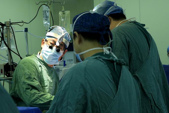 喝酒男子喝10多瓶啤酒致膀胱破裂，现3处裂口，医生给饮酒者提个醒