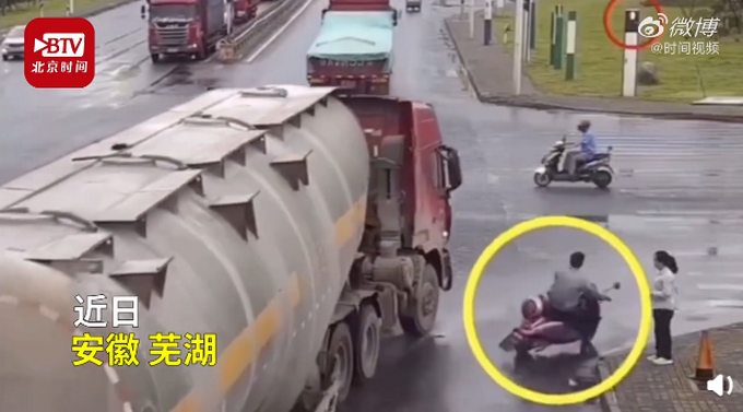 推荐与死神擦肩！男子骑车闯红灯滑入货车车底，连滚带爬钻出捡回一命