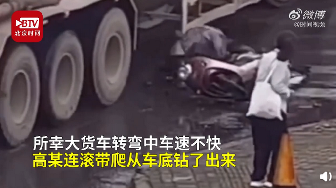 推荐与死神擦肩！男子骑车闯红灯滑入货车车底，连滚带爬钻出捡回一命