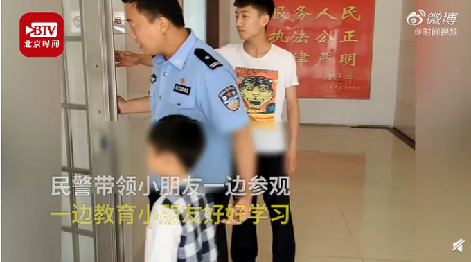 萌娃不愿上幼儿园被奶奶带到派出所，民警带他参观办案区了解手铐