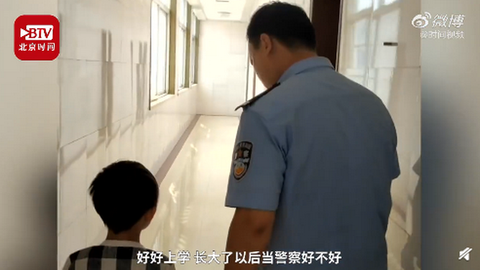 萌娃不愿上幼儿园被奶奶带到派出所，民警带他参观办案区了解手铐