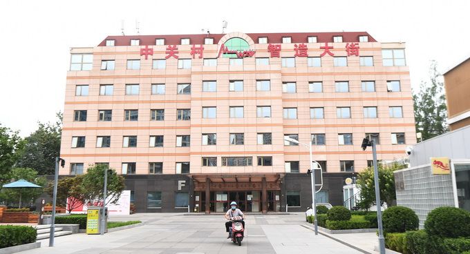 北京中关村智造大街上这个机器人不一般，能温柔消杀也能“硬核”喊话