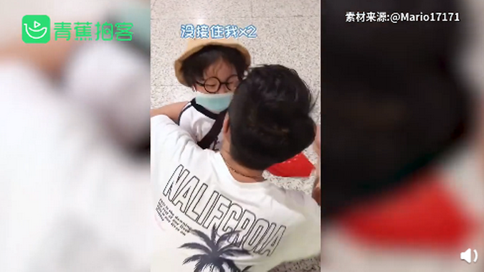 萌娃要抱抱，爸爸却拐弯抱妈妈，网友：爸妈是真爱孩子是意外