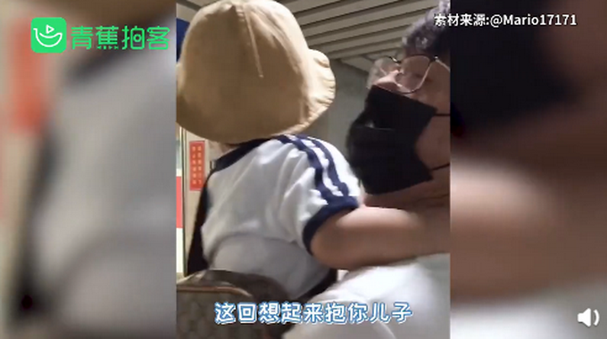 萌娃要抱抱，爸爸却拐弯抱妈妈，网友：爸妈是真爱孩子是意外