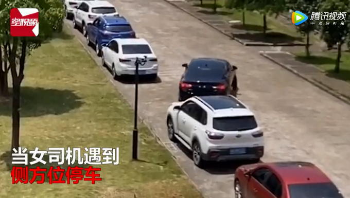 推荐女司机侧方位停车怎么都进不去，旁边保洁阿姨出手，结局亮了！