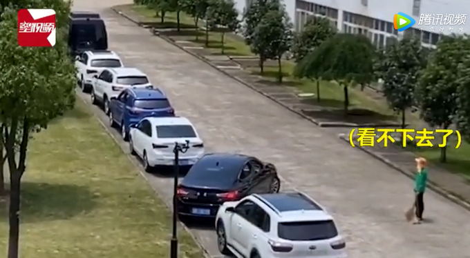 推荐女司机侧方位停车怎么都进不去，旁边保洁阿姨出手，结局亮了！