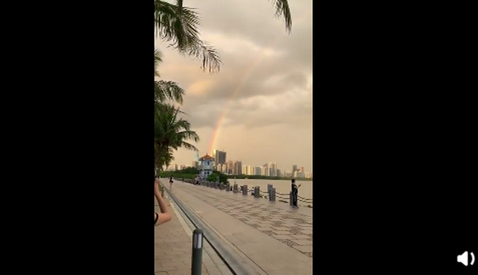 有人拍到深圳连到香港的彩虹，网友纷纷在微博评论区留言许愿