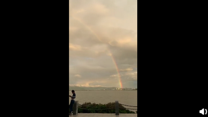 有人拍到深圳连到香港的彩虹，网友纷纷在微博评论区留言许愿