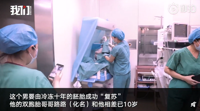 湖北一双胞胎兄弟相差10岁，网友：还有这种神奇的操作