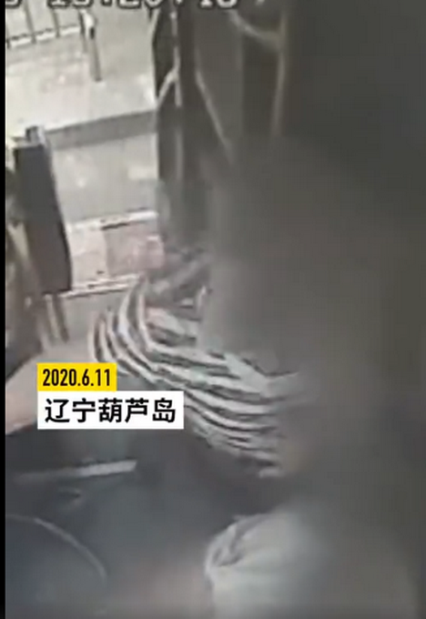 推荐辽宁一大爷掌掴司机拒戴口罩免处罚，因年过71周岁