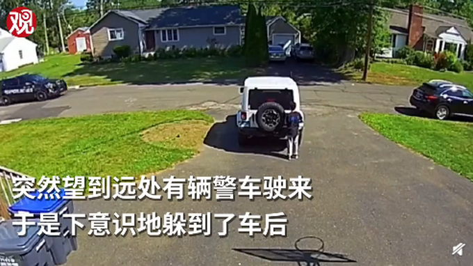 美国黑人男孩看到警车下意识躲藏，背后原因令人心酸