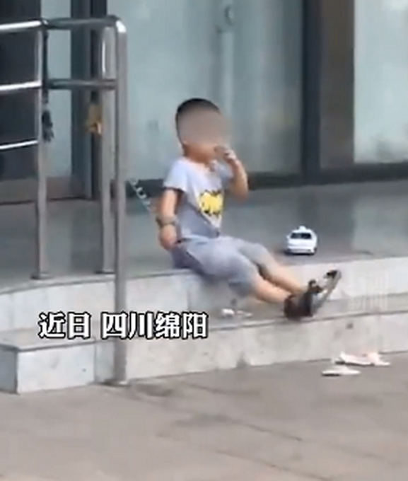 推荐四川女子为跳广场舞将孩子拴防护栏，小孩有时会一个人哭闹