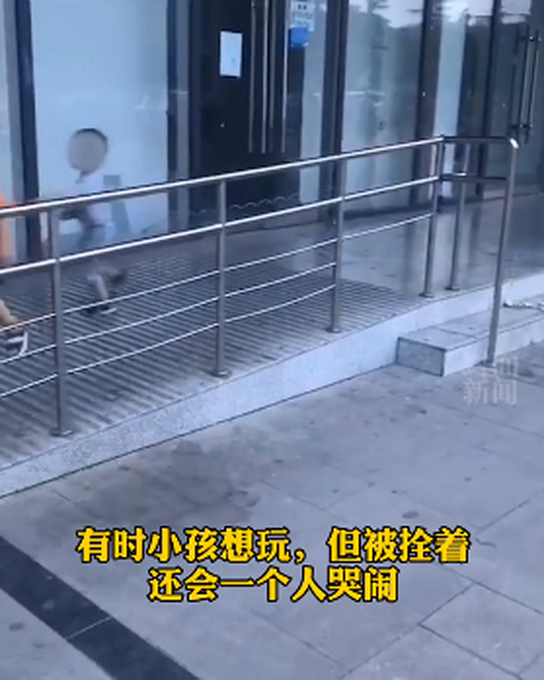 推荐四川女子为跳广场舞将孩子拴防护栏，小孩有时会一个人哭闹