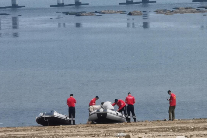 坠海一家三口凌晨驾车坠海，父亲获救母子至今失联