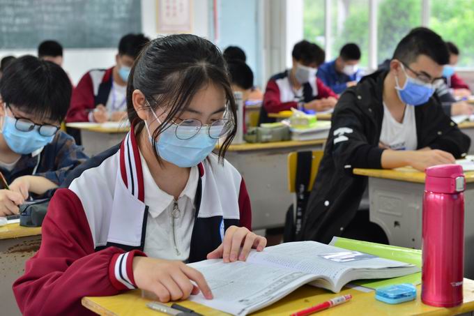 热点全国今年高考报名人数达1071万，比去年增加40万