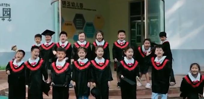 感动不舍！幼儿园开学9天后放假，有小朋友哭成泪人