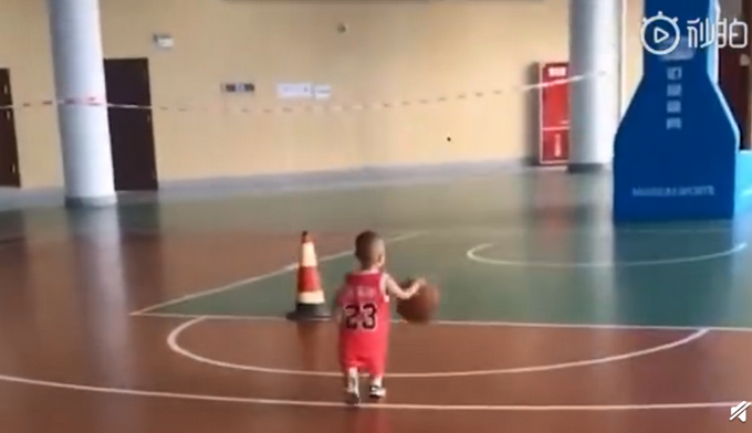 推荐2岁萌娃成小区球！快投几乎百发百中，网友：我还不如两岁的娃