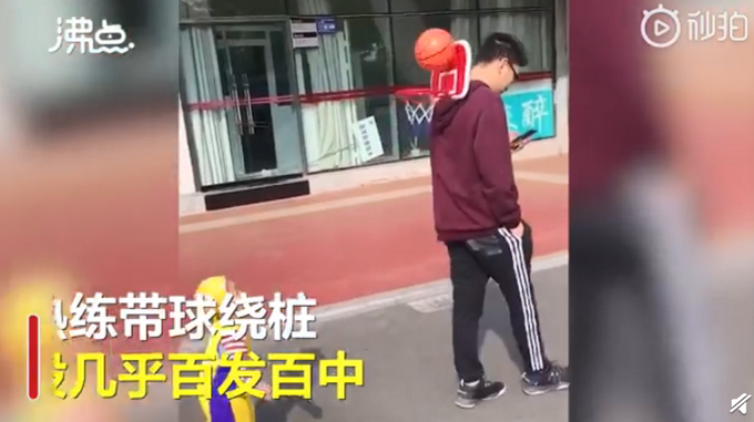 推荐2岁萌娃成小区球！快投几乎百发百中，网友：我还不如两岁的娃