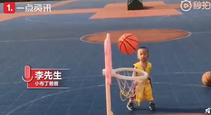 推荐2岁萌娃成小区球！快投几乎百发百中，网友：我还不如两岁的娃