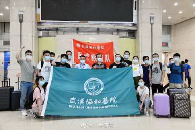 推荐热干面来撑炸酱面！武汉派医疗队员驰援北京，网友：感人一幕重现