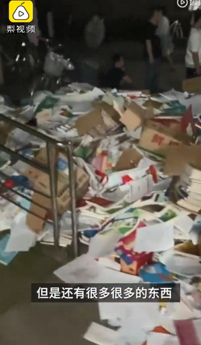 推荐高校毕业生宿舍门口卖书一天7吨！学生：心疼，4年的书只卖了15元