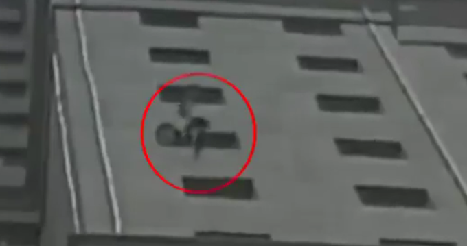 首页济南一小区有人22楼扔下自行车，不止一次乱扔了！抛物者还没抓到