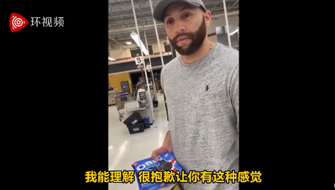 弗洛伊德民众质问弗洛伊德案被保释警察：你有感觉到悔恨吗？你冷血地杀了人