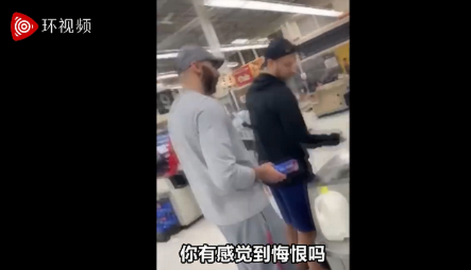 弗洛伊德民众质问弗洛伊德案被保释警察：你有感觉到悔恨吗？你冷血地杀了人