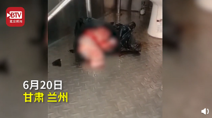 推荐刚出生男婴被弃公厕垃圾桶内！胎盘还连在身上，保洁人员紧急报警救助