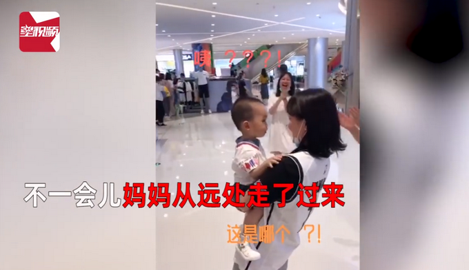 推荐萌娃商场认错妈妈抱着不撒手，亲妈出现后萌娃一脸懵