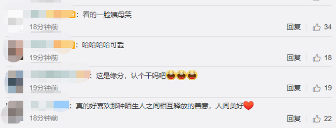 推荐萌娃商场认错妈妈抱着不撒手，亲妈出现后萌娃一脸懵