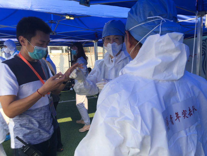 抗疫北京抗疫最前线：青年突击队忙得汗流浃背，只为他们别中暑