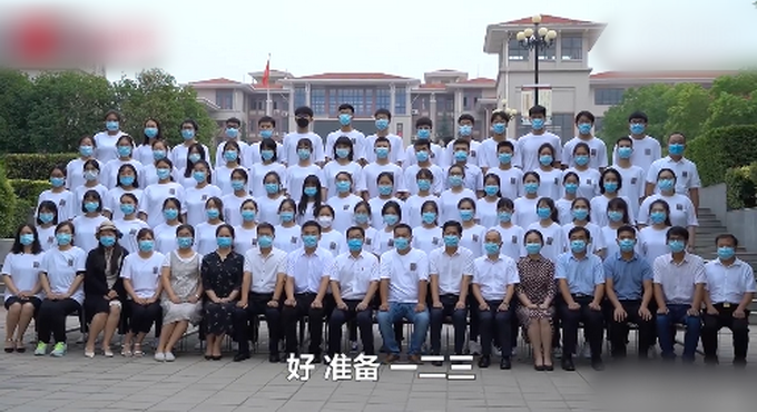 推荐高校毕业典礼上男生向女友求婚，网友：校领导一脸姨母笑+海豹式鼓掌