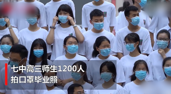 推荐高校毕业典礼上男生向女友求婚，网友：校领导一脸姨母笑+海豹式鼓掌