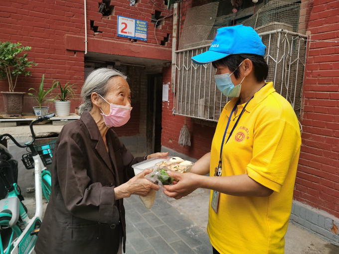 防疫疫情期间独居老人吃饭怎么办？这些社区想出解困高招