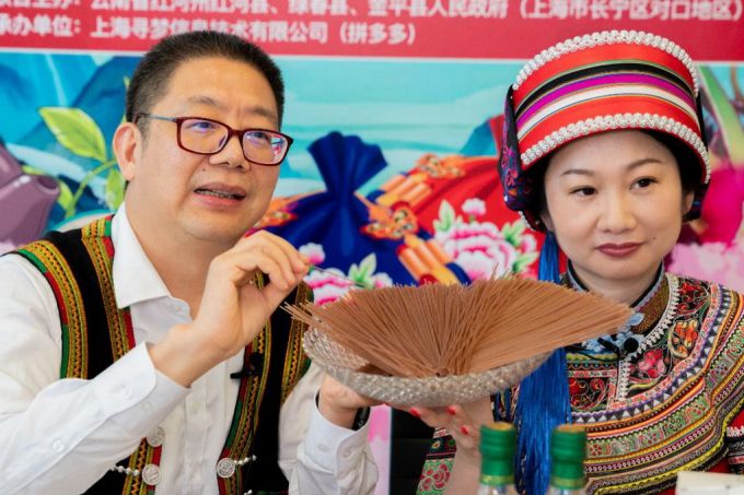 副区长拼多多直播力荐扶贫产品 沪滇两地探索长效机制助力脱贫攻坚