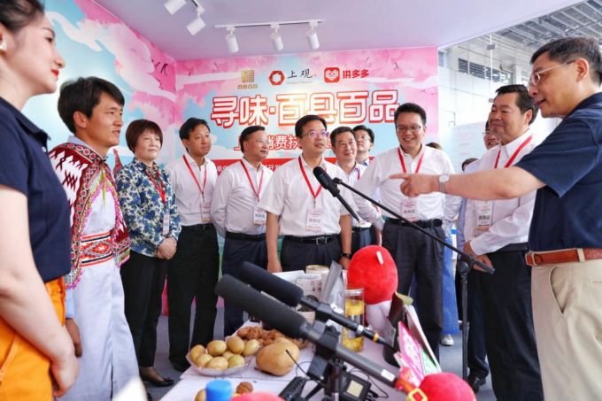 副区长拼多多直播力荐扶贫产品 沪滇两地探索长效机制助力脱贫攻坚